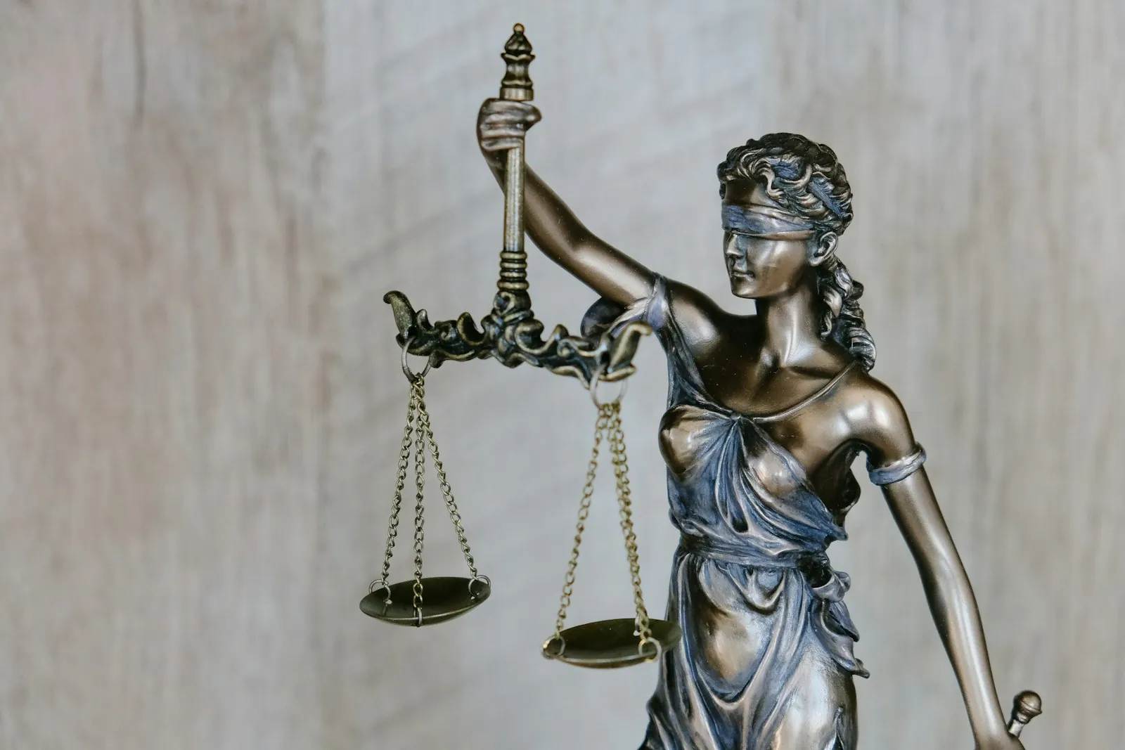 Justitia-Figur mit Waage und Schwert