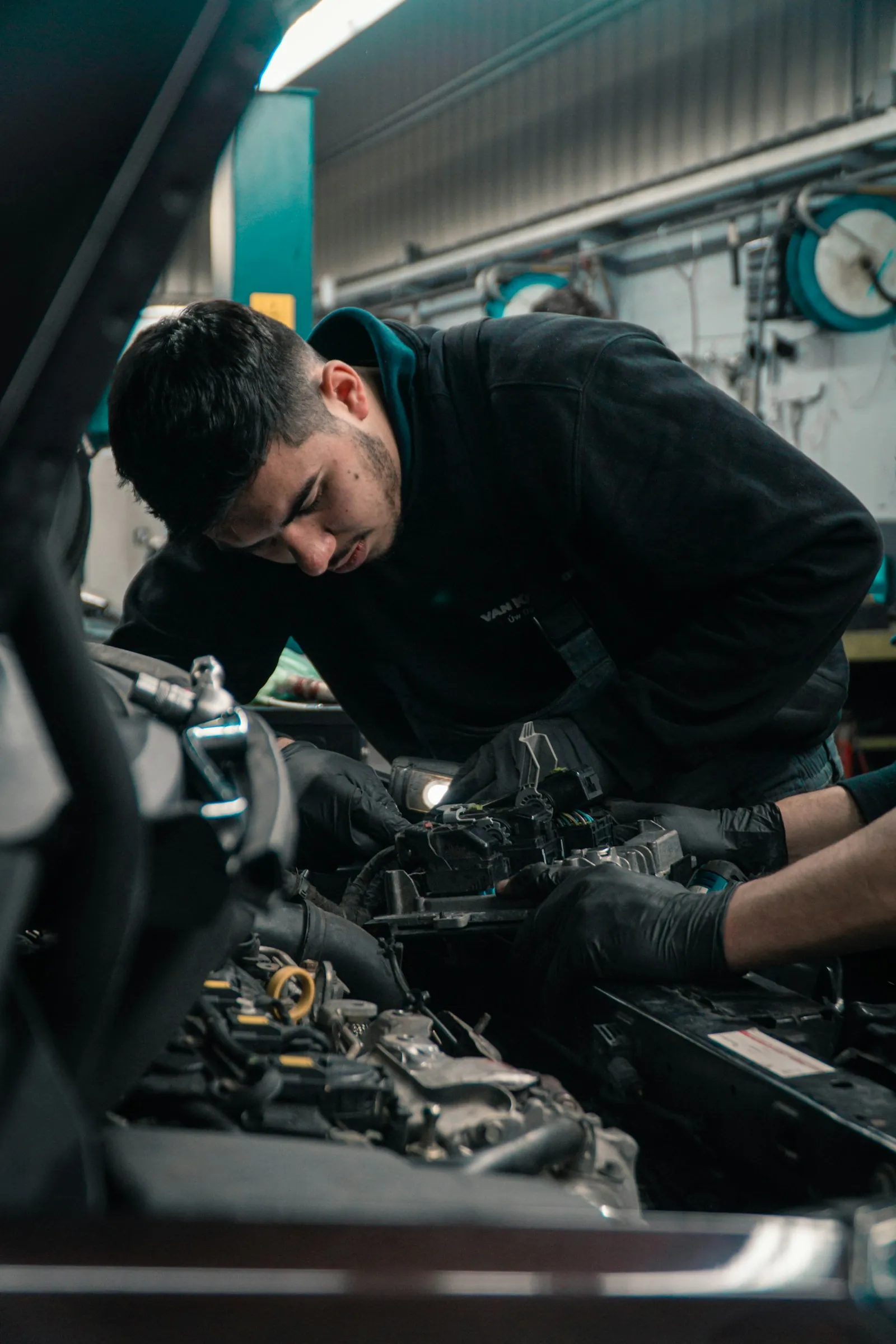Begutachtung eines Fahrzeugs mit geöffneter Motorhaube