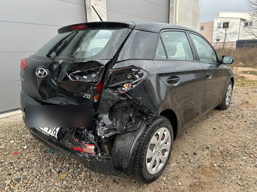 Realer Unfallschaden am Heck eines Fahrzeugs, dokumentiert bei der Besichtigung